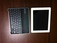  Logitech Keybooard Case For iPad 2 by ZAGG