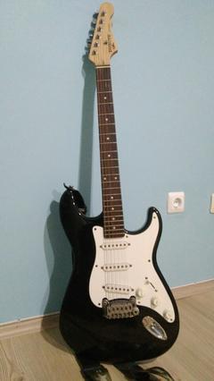 G&L Elektro Gitar. Pedal ve Kılıfla Beraber 1000 TL