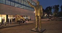 Almanya'nın Wiesbaden kentinde Cumhurbaşkanı Recep Tayyip Erdoğan'ın 4 metrelik heykeli dikildi
