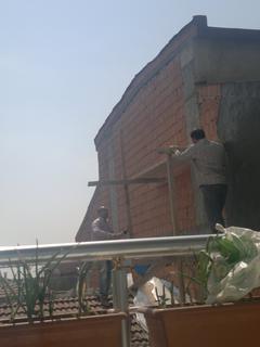  odamın karşısında çatıda çalışan işçiler ss li