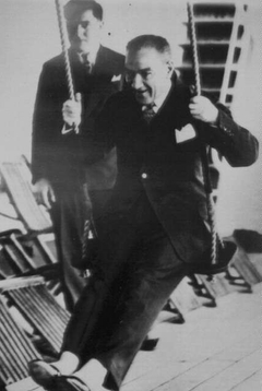 ataturk un neden hic gulen fotografi yok