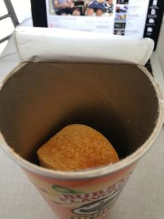 Yeni açtığım Pringles ın neredeyse yarısı yok.