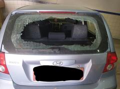  Arabanın arka camı patladı bakar mısınız?