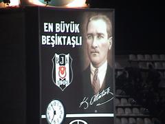  En büyük Beşiktaşlı' yazan Atatürk portresi asıldı
