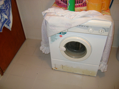 Camasir Makinasi Banyoda Alti Curuyor Boya Yardim