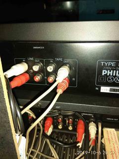 Eski Philips müzik seti anfisinin hoparlör çıkışları yardım