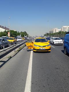İstanbul E-5 Kuralsız Taksici Felakete Yol Açtı