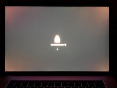 MacBook Pro 2017  Ekran Köşelerinde "Light Bleeding" problemi