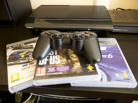 PS3 Süper Slim + psn plus hesabı ve oyunlar