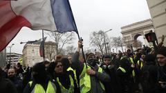 Macron geri adım attı, Sarı Yelekliler yine memnun olmadı! (Öğrencilerde Sokakta!)
