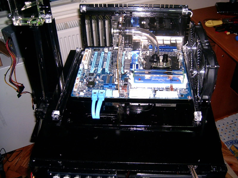 BENCHTABLE MOD :)Standart bir Midi tower kasadan neler yapılabilir?