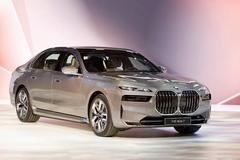 2022 BMW 7 Serisi tanıtıldı: 31.3 inçlik sinema ekranı ve daha fazlası