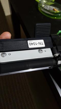  Lazer yazıcımbir kenar gri tonlamalı kesik çizgili yazıyor