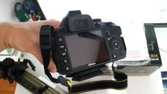  Nikon D3100 + 18-55 VR kit lens (ekstralarıyla)