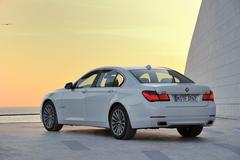  BMW 7 SERİSİ MAKYAJLANDI resimler, video ve teknik yenilikler.