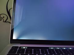 Macbook Pro Yere Düştü