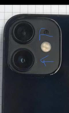 İphone 12 siyah renkte kamera çerçevesinin etrafında beyazlaşma