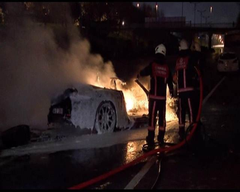 İstanbul'da feci kaza: 300 KM hız yaptığı iddia edilen lüks araç TEM otoyolunda alev alev yandı