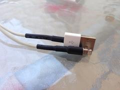  iPhone usb kablo yirtildi, ici gorunuyor