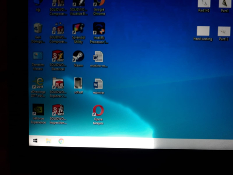 Laptop'un ekranının köşesinde parlama