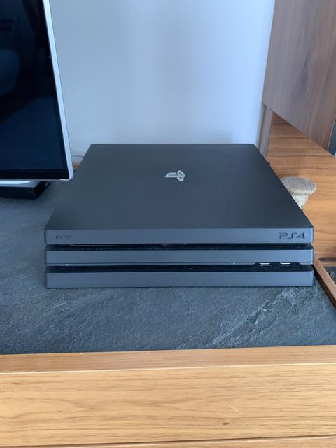 SATILIK PS4 PRO cuh7200B + 2 joystick+ 7 aylık PS PLUS üyelik + 15-16 oyun