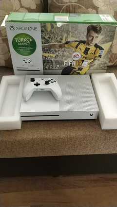 (SATILDI )XBOX ONE S 500 GB  +  4 AY GARANTİLİ +  FİFA 17 KARGO DAHİL 