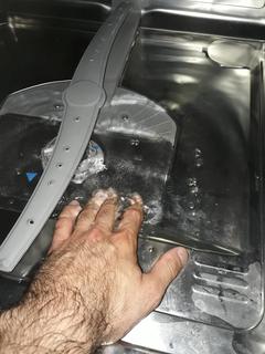 Bulaşık makinesinin içinde su kalması