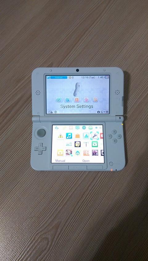 NTSC-U Yoshi Edition 3DS XL + Oyunlar