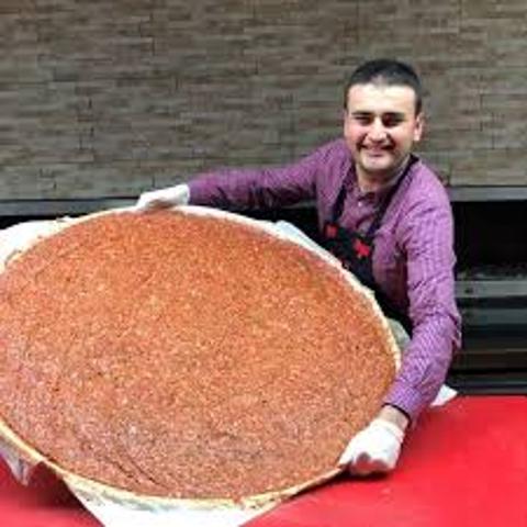 Bu adam neden sürekli sırıtıyor?