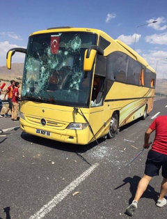  Taraftar Beşiktaş Otobüsünü Taşlamış