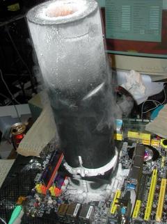 Soğutma sanatı: Üzerinde 9x Sıvı Azot bloğu bulunan EVGA SR-2 