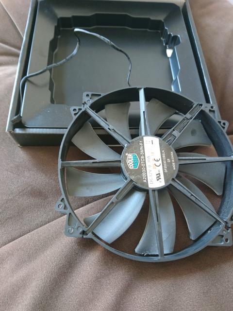 Satılık Cooler Master Megaflow 200mm Kırmızı Ledli/Ledsiz, 120 mm Rear ve Xigmatek Led 120 mm Fanlar