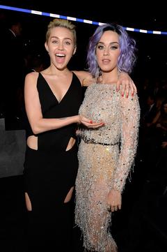  Katy Perry ve Miley Cyrus GRAMMY [SS][+18]