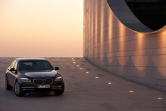  BMW 7 SERİSİ MAKYAJLANDI resimler, video ve teknik yenilikler.