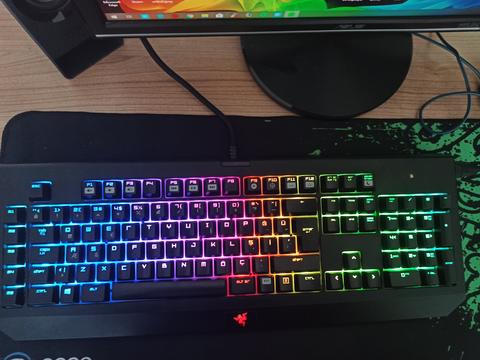 (satılık) Razer Blackwidow Chroma yeşil switch sorunsuz gram sıkıntısı yok.