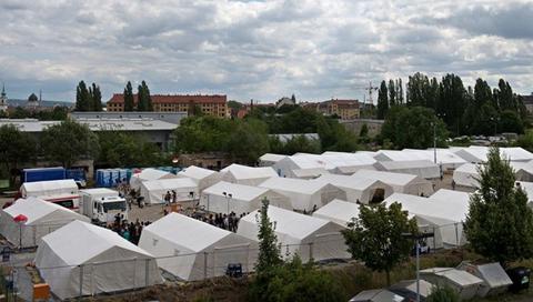 Almanya karantina ihlali yapanları mülteci kampına yerleştirecek