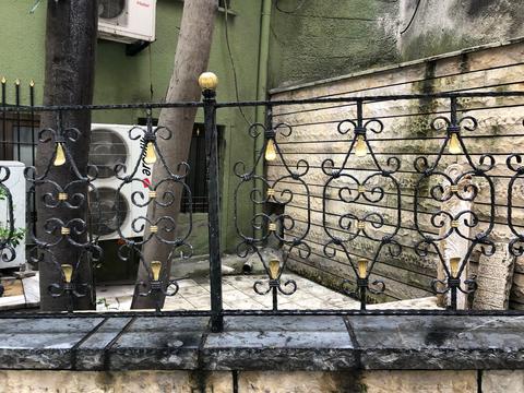 İstanbul'da yürek sızlatan görüntü Cami yanında bulunan binanın atık suyu mezarın üstüne dökülüyor.