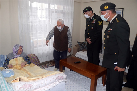 117 yaşındaki Zeliha Nine'den Mehmetçik'e yün çorap