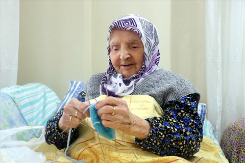 117 yaşındaki Zeliha Nine'den Mehmetçik'e yün çorap