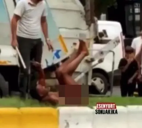 Yabancı uyruklu şahıs sokağın ortasında çırılçıplak spor yaptı!