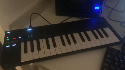 Komplete Kontrol M32 32 Tuş Midi Klavye