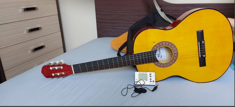 Simge marka klasik gitar, kılıf, akort cihazı ve bir adet pena 250TL