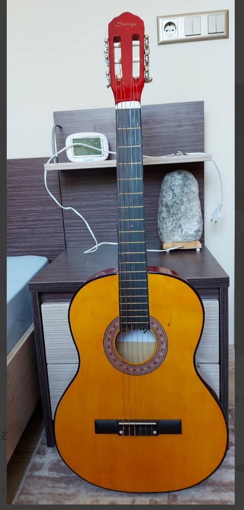 Simge marka klasik gitar, kılıf, akort cihazı ve bir adet pena 250TL
