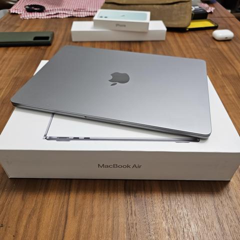 M2 MacBook Air / 8 GB RAM - 256 GB SSD