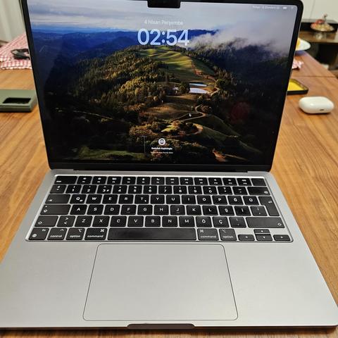 M2 MacBook Air / 8 GB RAM - 256 GB SSD