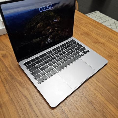 M2 MacBook Air / 8 GB RAM - 256 GB SSD