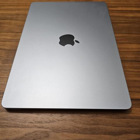 M2 MacBook Air / 8 GB RAM - 256 GB SSD