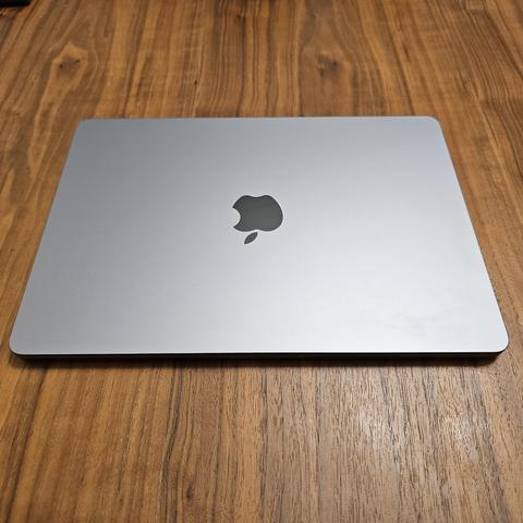 M2 MacBook Air / 8 GB RAM - 256 GB SSD