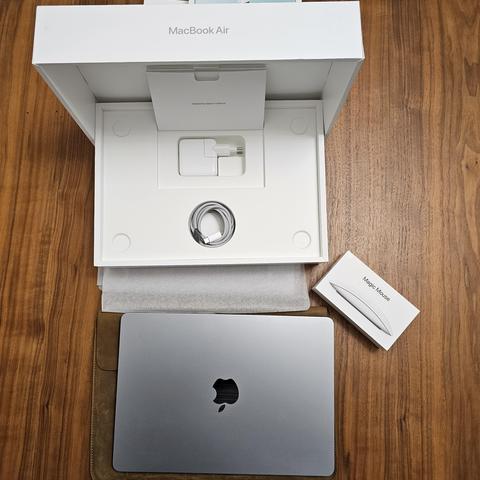 M2 MacBook Air / 8 GB RAM - 256 GB SSD