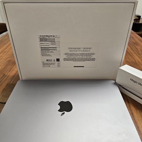 M2 MacBook Air / 8 GB RAM - 256 GB SSD